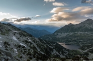 Поглед към Валявишки езера. В далечината в ляво се виждат Вихрен и Кутело